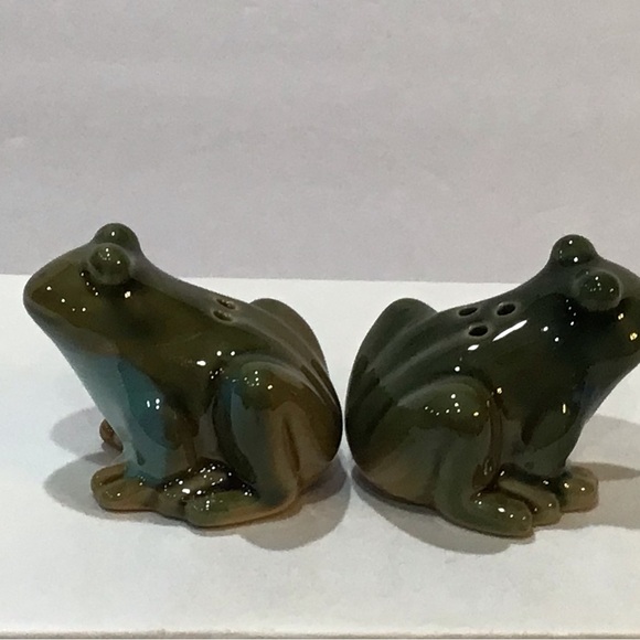 Adorable Frog Salt & Pepper set EUC - Picture 4 of 7